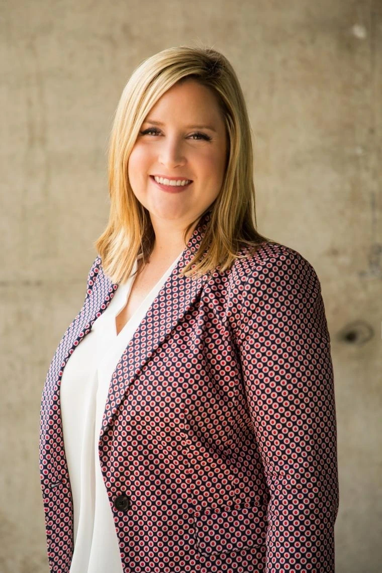 Alixe Holcomb headshot image